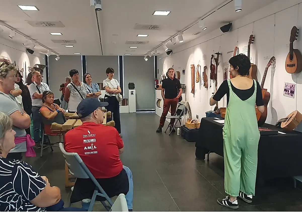 La Euskal Astea en Lasarte-Oria ofrece exposiciones sobre instrumentos y vestimenta tradicional para los interesados.