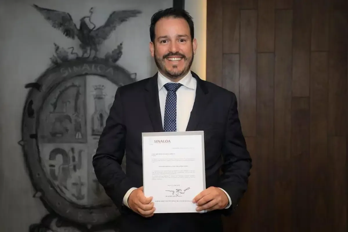 Ricardo Velarde Cárdenas, exfuncionario de Sinaloa, busca revocar el bloqueo de cuentas impuesto por la UIF tras un caso de relevancia social.