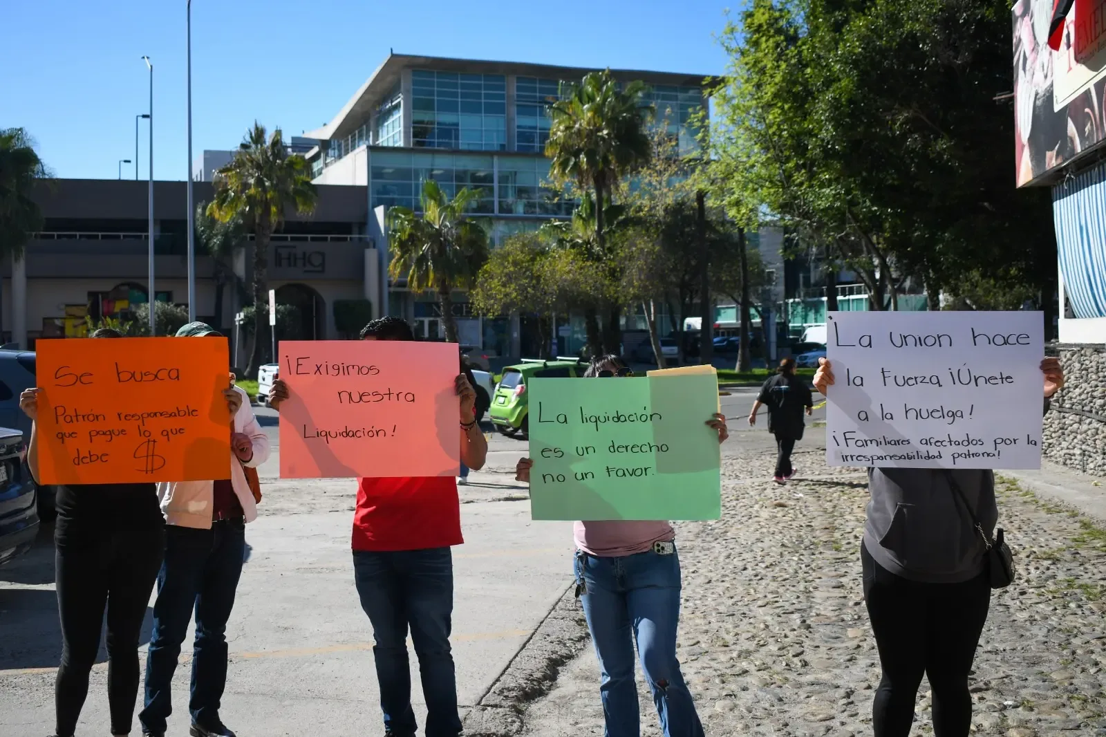 Extrabajadores se manifiestan por despidos injustificados en Tijuana.