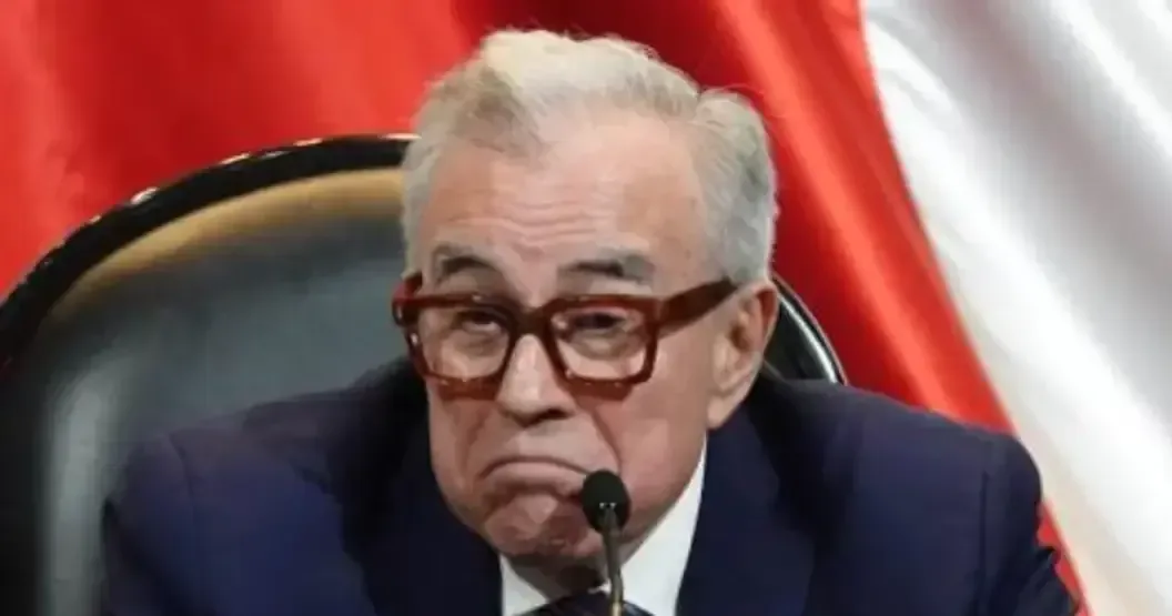 La decisión sobre el futuro del gobernador con licencia depende de factores políticos ante la solicitud de Estados Unidos.