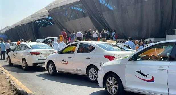 VIDEO | Taxistas Bloquean AICM Por Uber y Didi