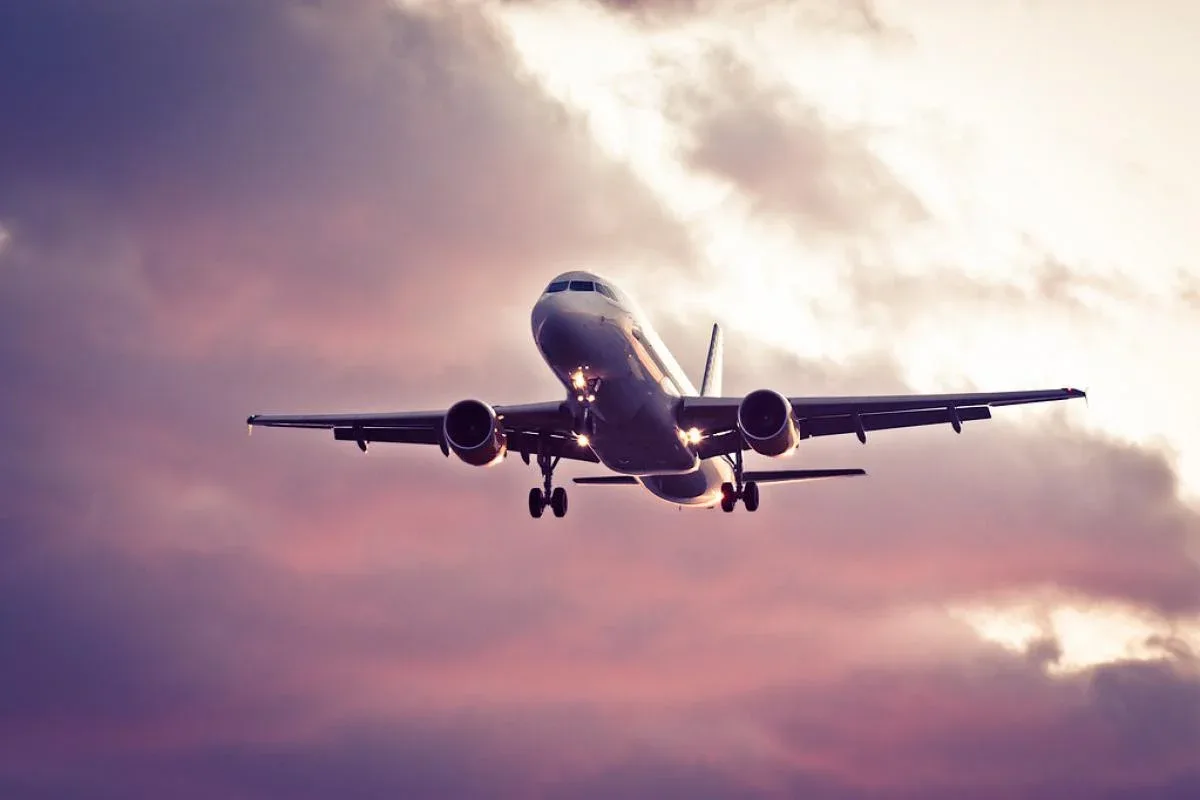 FAA advierte a aerolíneas sobre riesgos militares en México y Centroamérica.