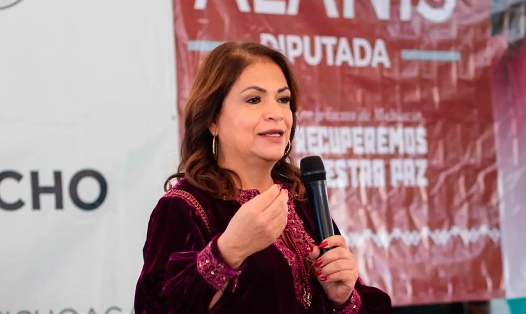 Fabiola Alanís explica los beneficios de programas sociales en Zitácuaro.