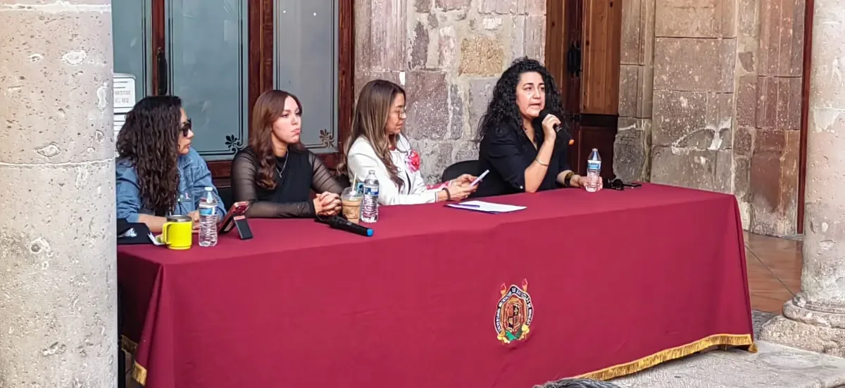 El conversatorio "Mujeres Periodistas" abordó las adversidades en el ámbito informativo.