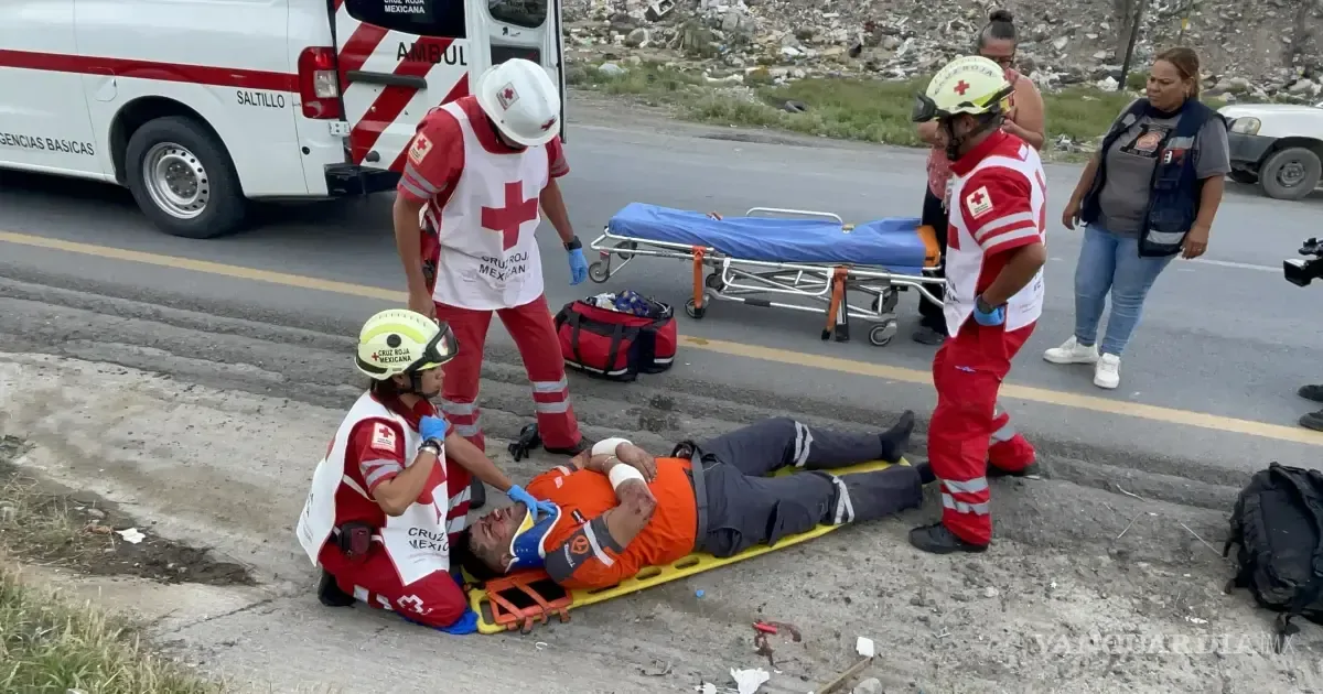 Un motociclista resultó herido tras impactarse con una camioneta por falla mecánica.
