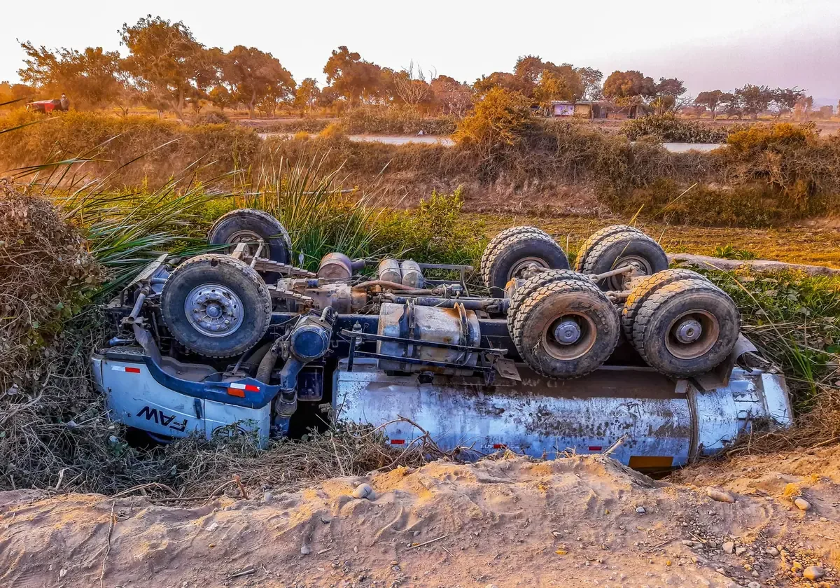 Un tráiler quedó fuera de la carretera en Buctzotz debido a una falla mecánica, sin reportar heridos ni daños mayores.