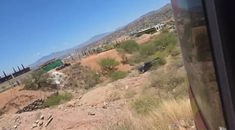 Un automovilista resultó con lesiones menores tras caer en un barranco debido a un problema en los frenos.