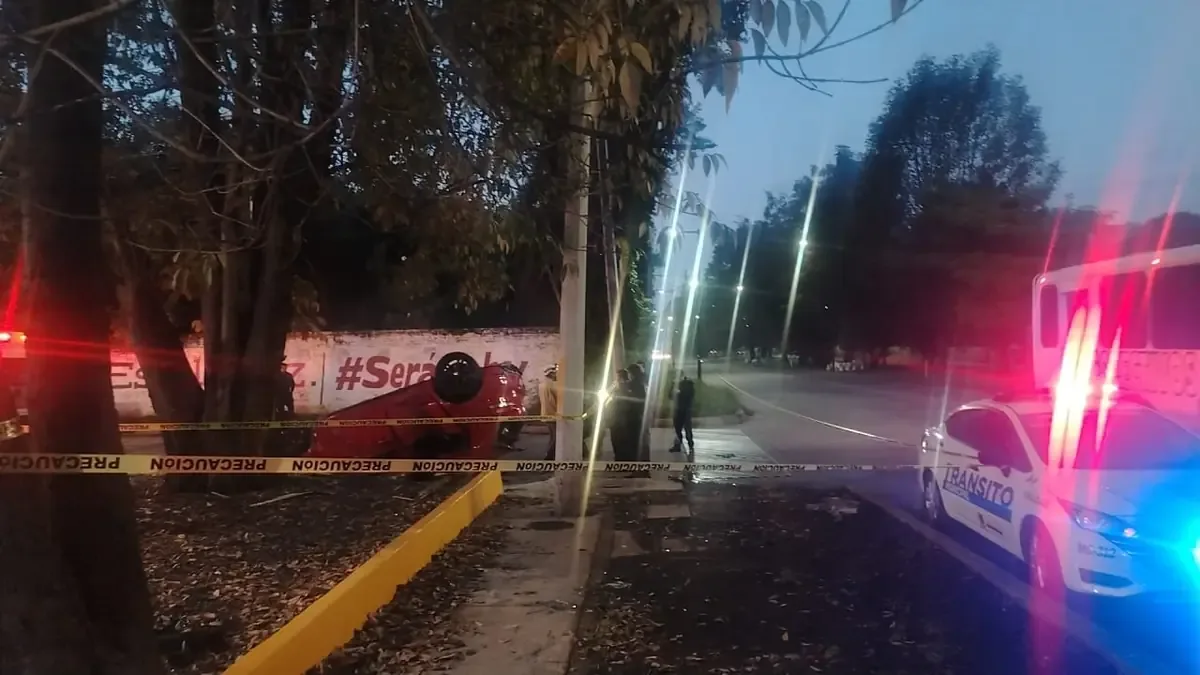Un accidente automovilístico en Uruapan deja un saldo fatal y moviliza a paramédicos y autoridades.