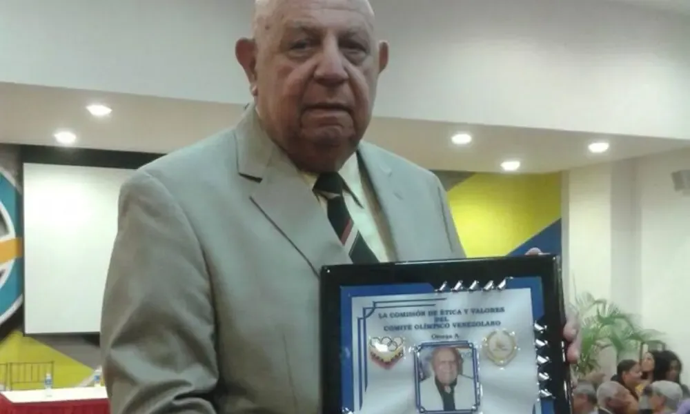 El reconocido periodista y figura del baloncesto dejó un legado imborrable en el deporte y la comunicación social.