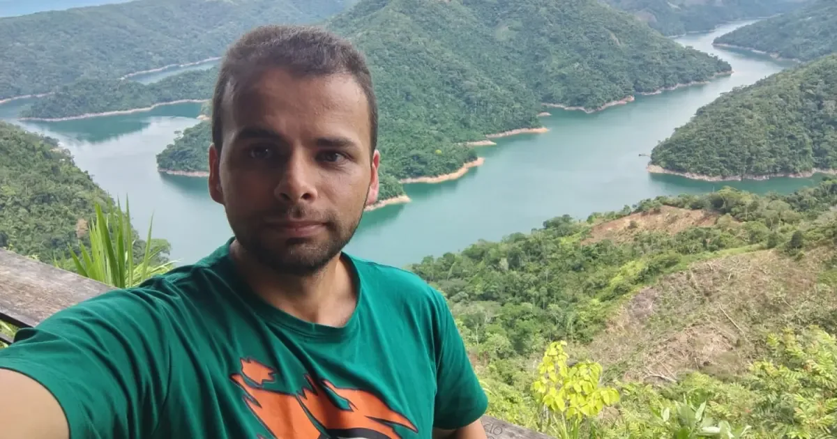 La comunidad académica recuerda al profesor por su cercanía y compromiso con sus alumnos.