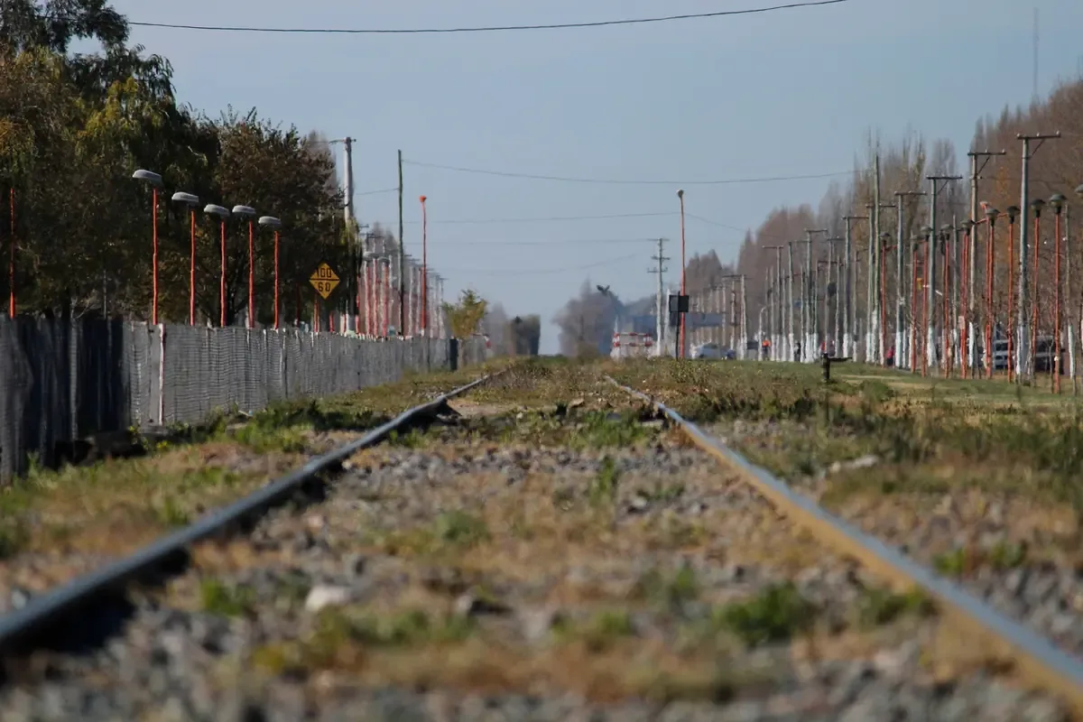 El trágico incidente ocurrió cuando su auto fue arrollado por un tren.