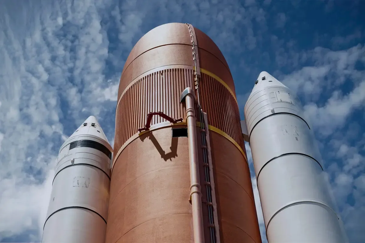 Su trabajo revolucionó la informática y la ingeniería espacial, dejando un legado perdurable.