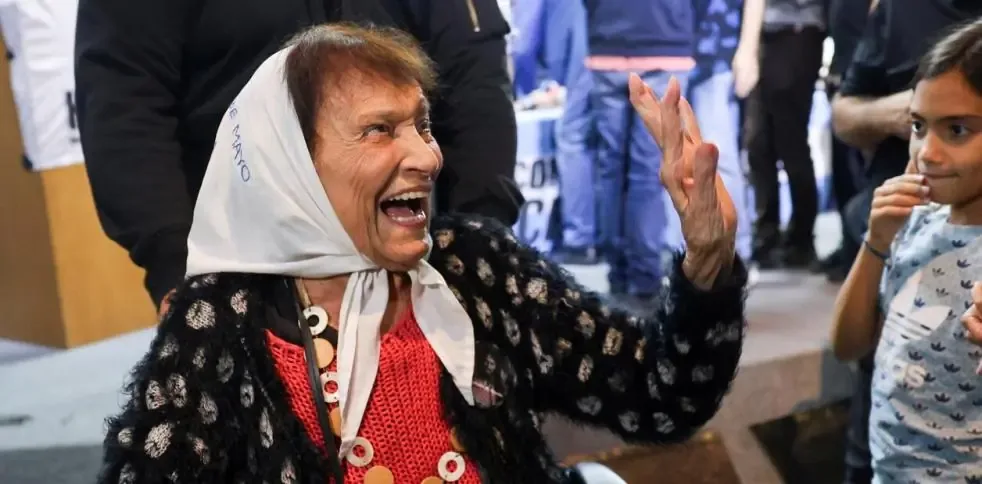 Taty Almeida, emblemática defensora de derechos humanos, falleció a los 95 años, dejando un legado en la lucha por justicia.