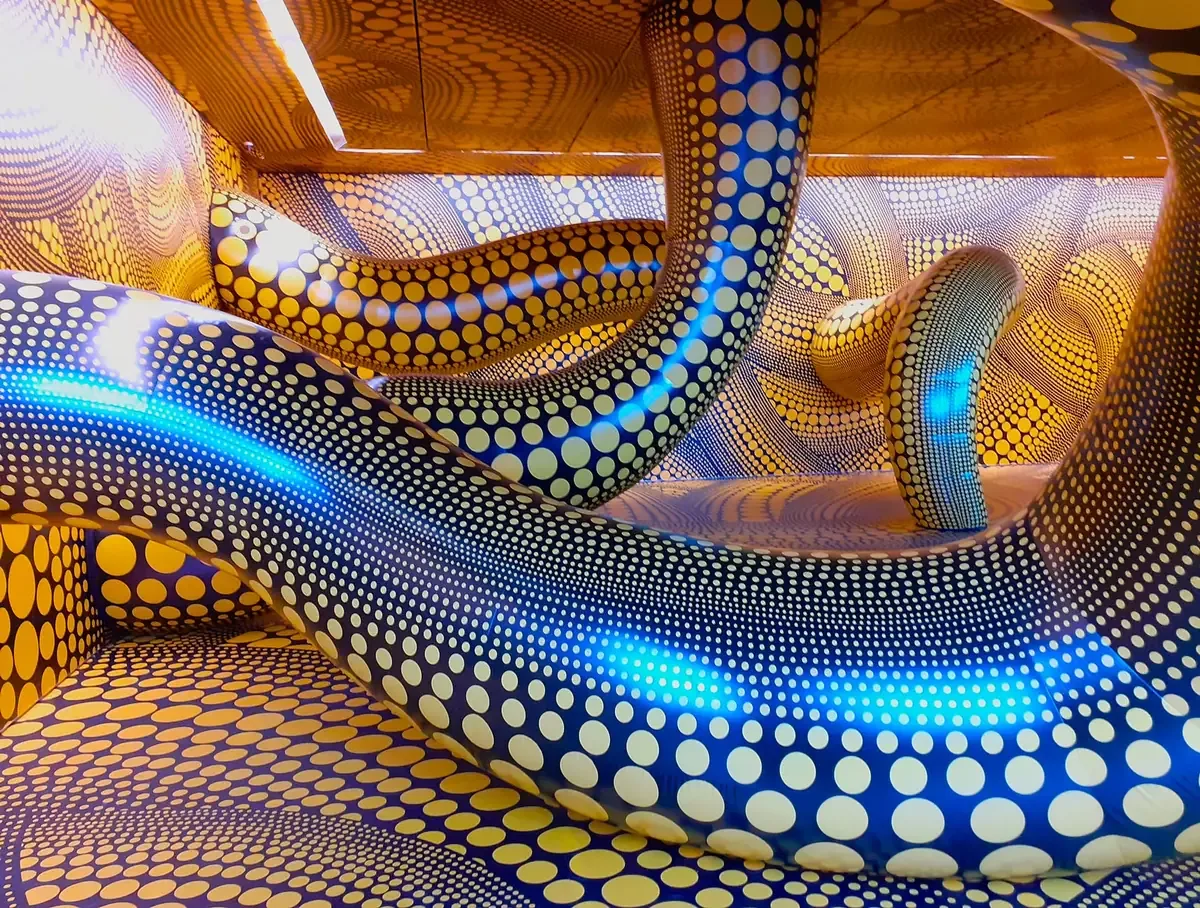 La muerte de Yayoi Kusama marca el final de una era en el arte contemporáneo, dejando un legado inigualable.