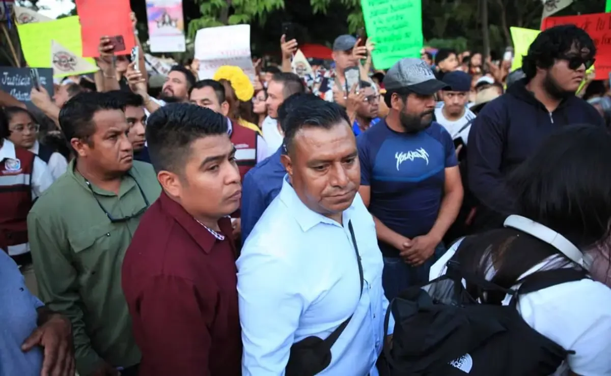 La familia del periodista asesinado busca justicia tras una protesta durante el desfile de la Guelaguetza 2026.