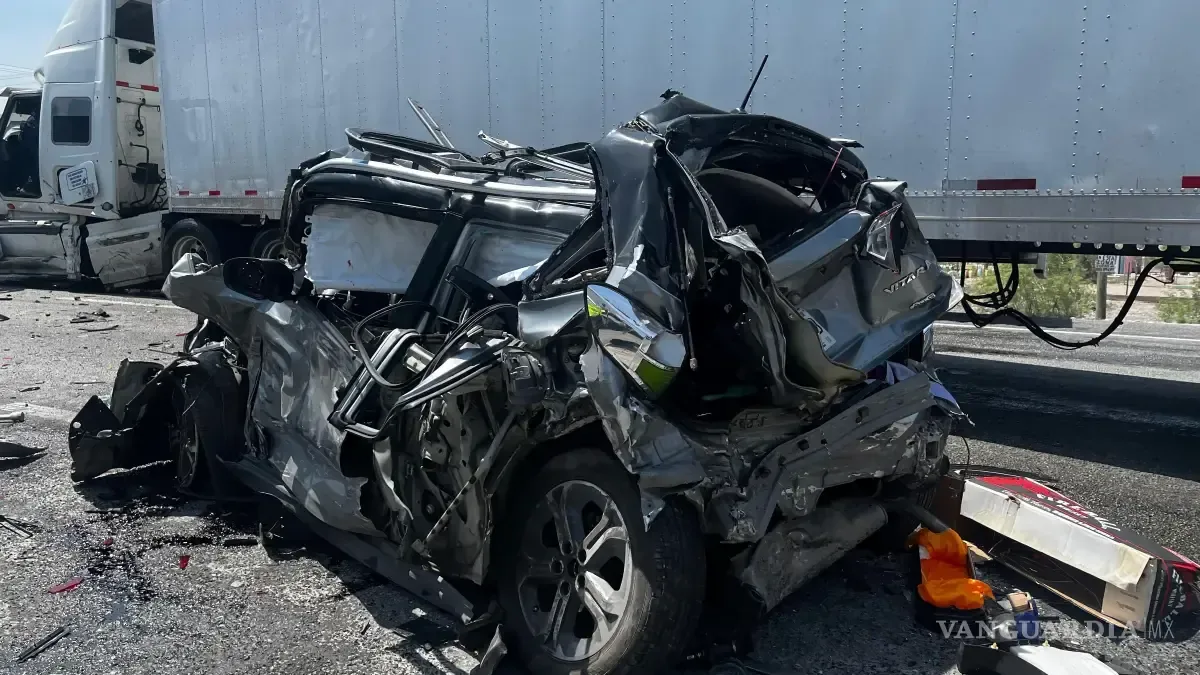 Un imprudente cruce de un tráiler provoca el impacto en la carretera Monterrey-Saltillo.