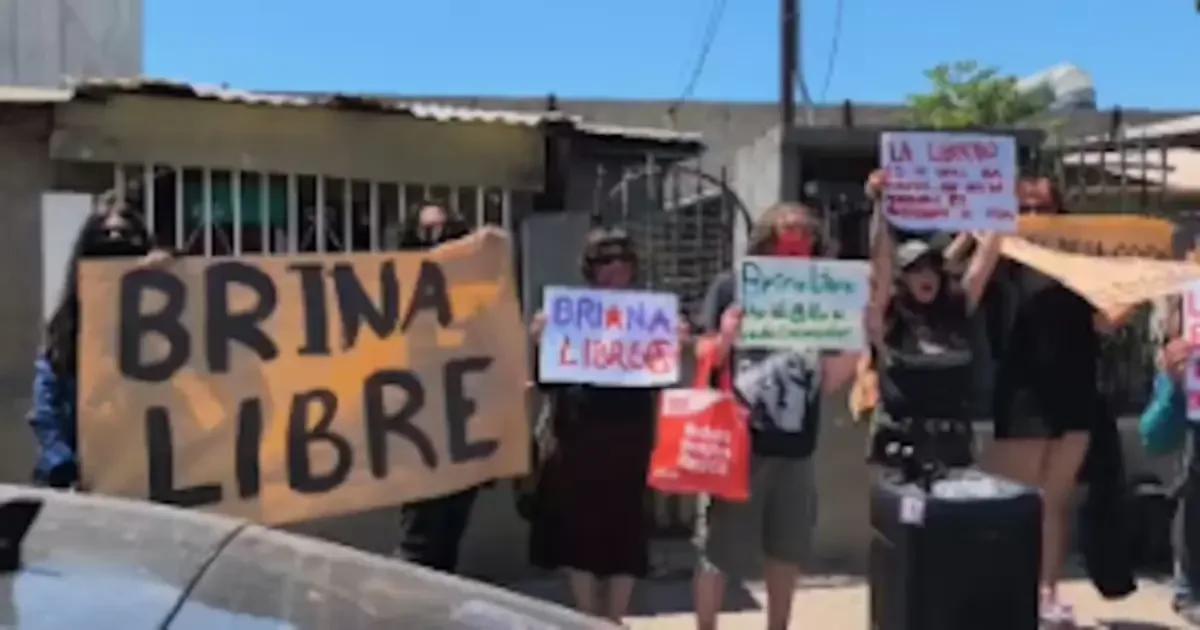 Una manifestación en Tijuana exige la libertad de Brina, detenida durante protestas relacionadas con el Mundial.