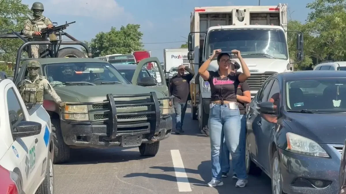 La falta de información sobre heridos y fallecidos en el penal de Mazatlán provoca la protesta de familiares.