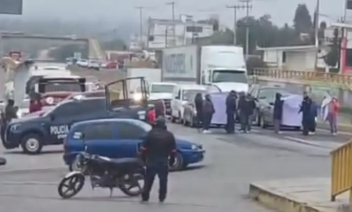 Familiares de Adela Cruz Cruz durante el bloqueo en Hidalgo exigen justicia.