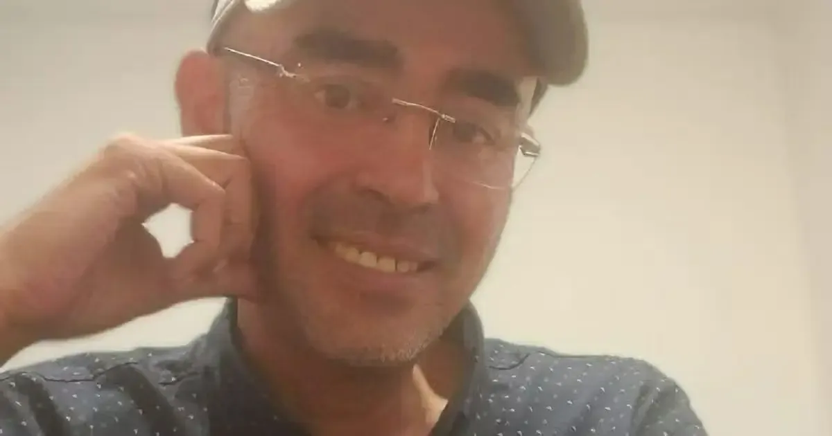 Familiares de Carlos piden apoyo ciudadano tras su desaparición; él requiere medicamentos para epilepsia.