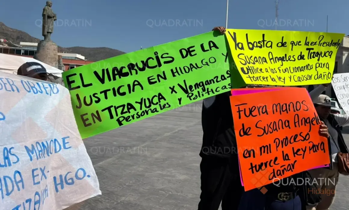 Familiares de policías de Tizayuca protestan en Palacio de Gobierno.