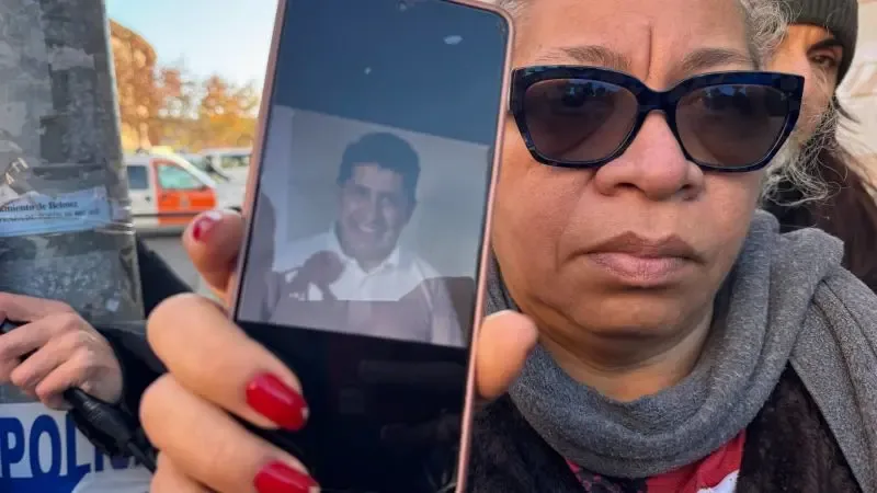 Familiares esperan noticias del pasajero Víctor Terán tras accidente ferroviario.