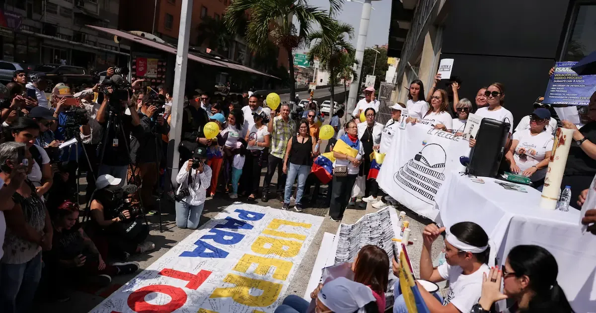Familiares y activistas exigen la liberación inmediata de detenidos políticos en Caracas y otras ciudades de Venezuela.