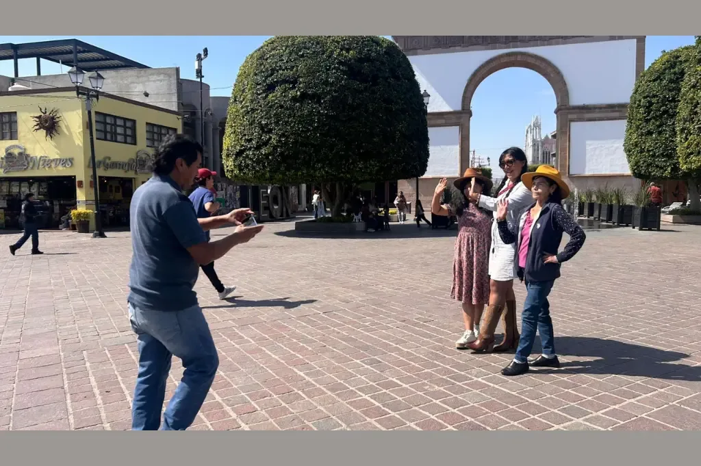 Familias aprovechan el puente en León, disfrutando de espacios recreativos.