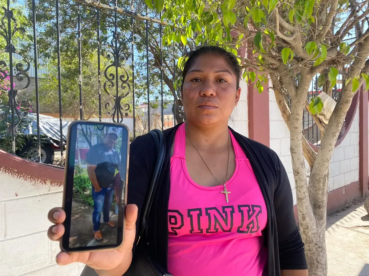 Los familiares de los desaparecidos claman por información y apoyo del gobierno tras el naufragio.