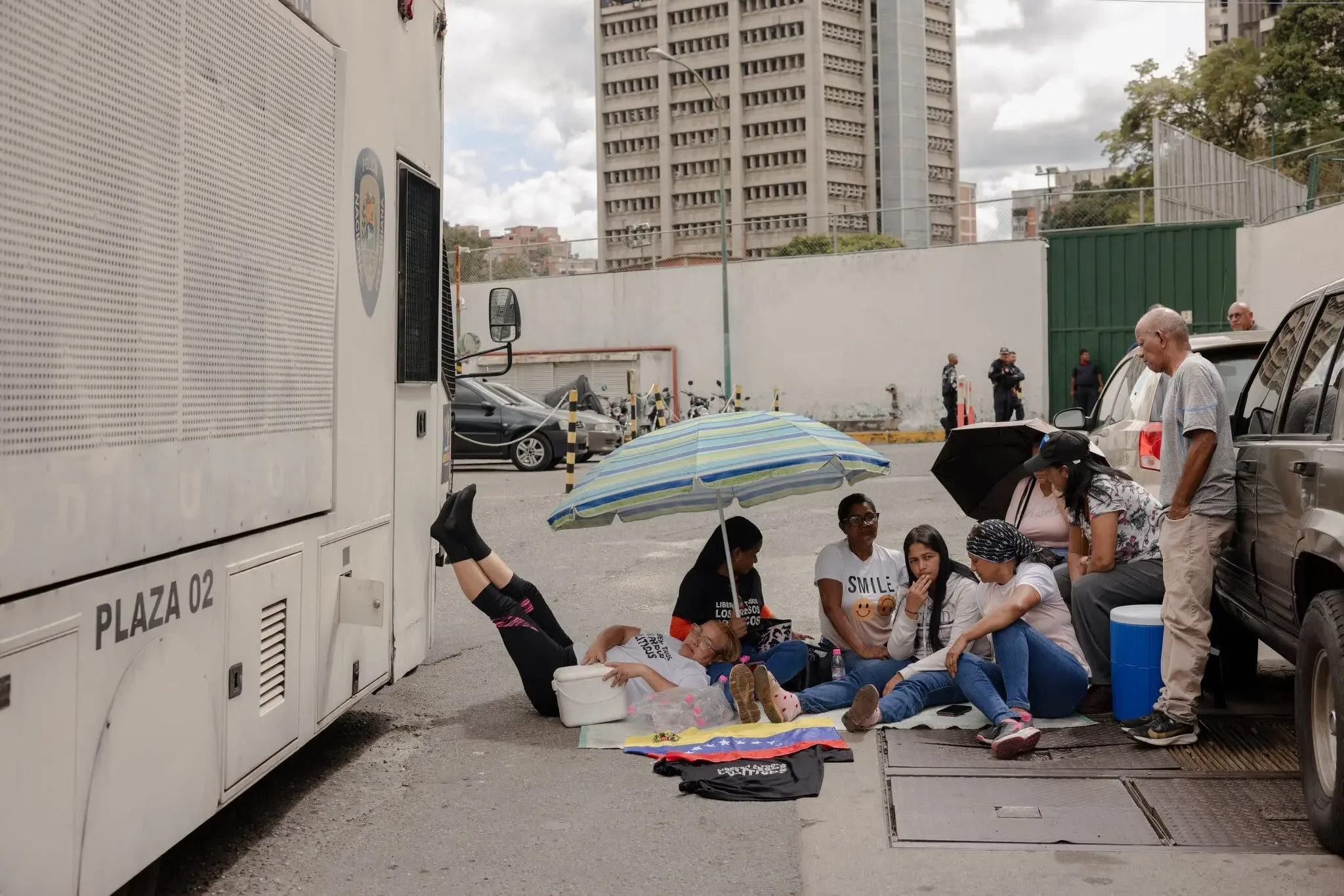 Familias buscan justicia acampando frente a la cárcel Zona 7 en Caracas.