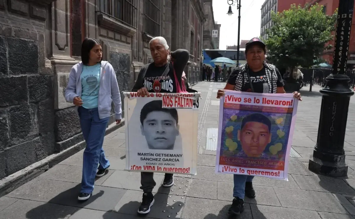 Padres y madres de los normalistas buscan avances en la investigación a casi 12 años de la desaparición.