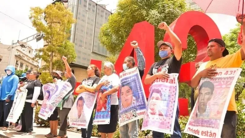 Los padres de los 43 estudiantes desaparecidos piden acelerar las investigaciones y respuestas claras sobre el caso.