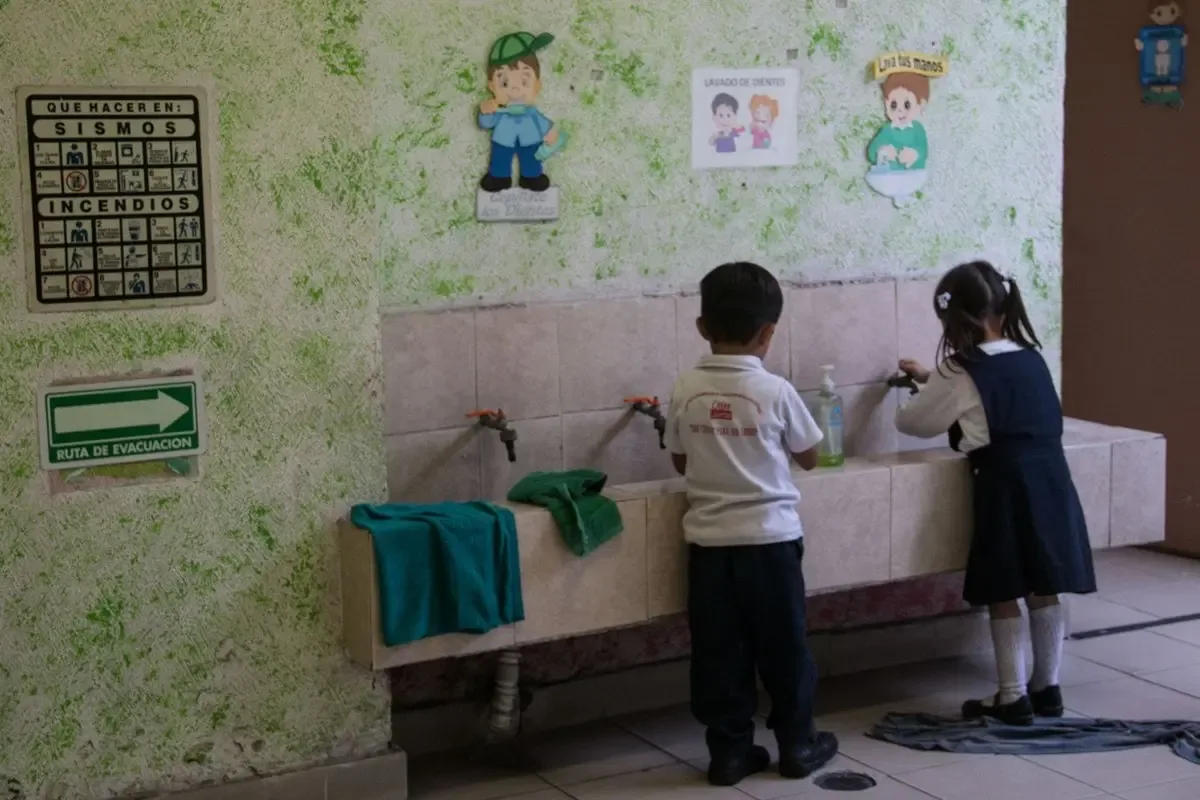 Familias de Benito Juárez protestan por la suspensión del apoyo infantil.