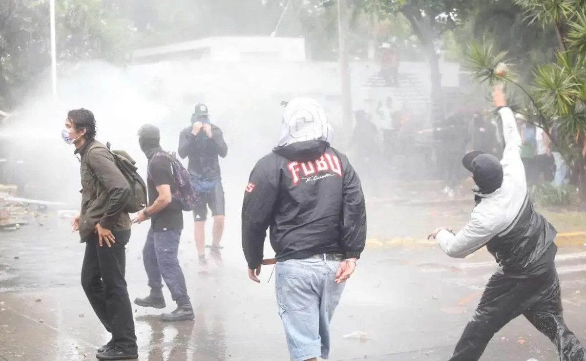 La marcha pacífica por agua limpia terminó en enfrentamientos y arrestos, generando reclamos de justicia por parte de familiares.