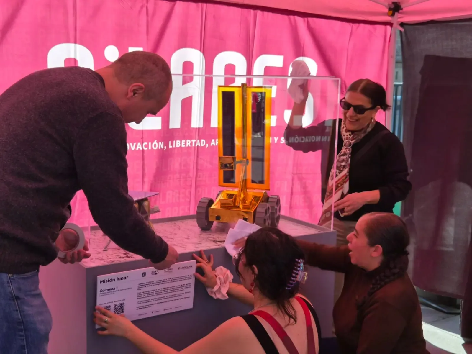Familias disfrutan del Zócalo de las Ciencias en el centro de CDMX.