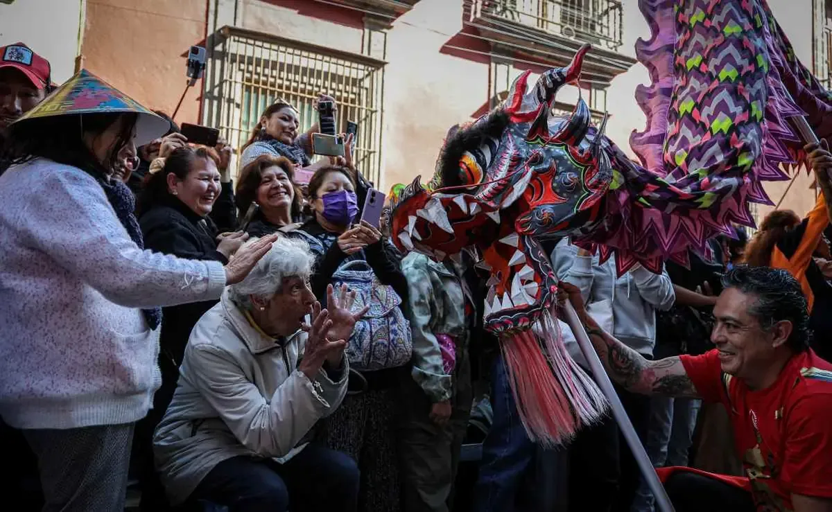 Familias disfrutaron del colorido desfile mientras se celebraba la llegada del Año Nuevo chino en el Centro Histórico.