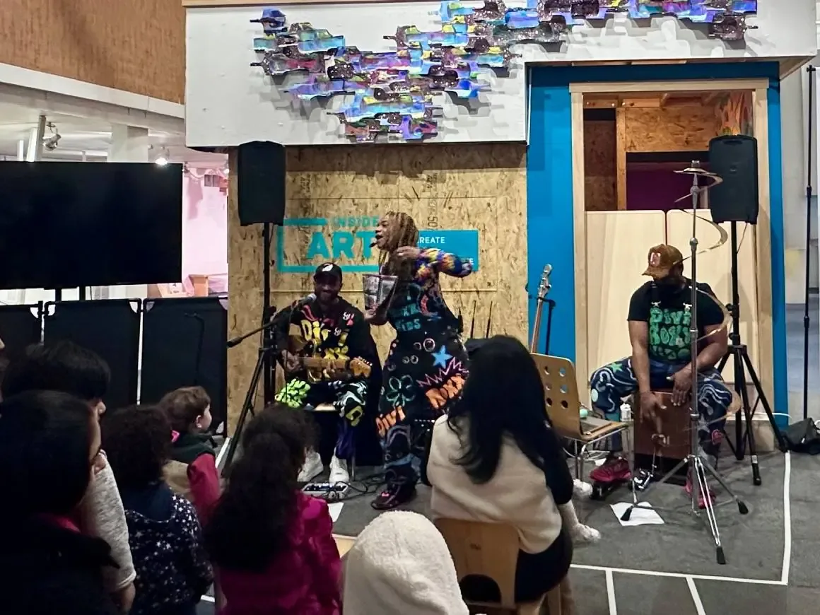 Familias en Nueva York disfrutan de un fin de semana lleno de eventos culturales.