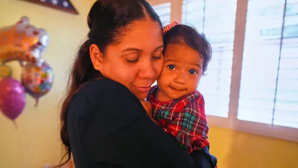 Familias enfrentan condiciones difíciles en centro de detención en Texas, revelando el impacto de las políticas migratorias actuales.