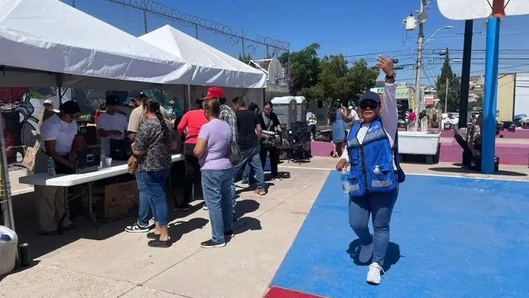 Miles de familias buscan productos básicos a bajo costo ante el aumento de precios.