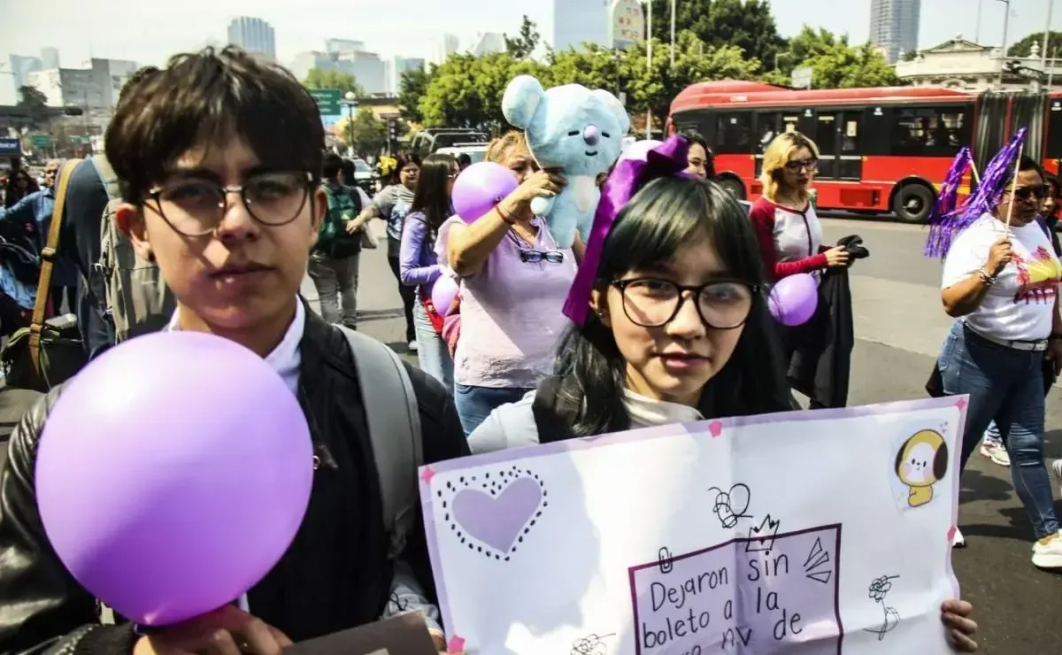 Fans de BTS exigen intervención de Profeco ante venta fallida de boletos.