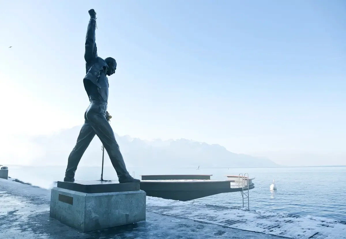 Freddie Mercury es recordado por miles de fanáticos que celebran su legado en Montreux.