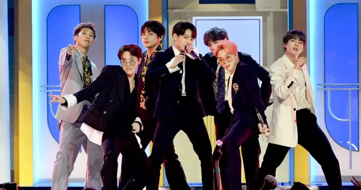 Fanáticos de BTS protestan en la Ciudad de México por claridad en la preventa.