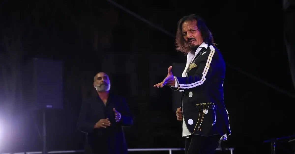 El artista honra la tradición flamenca en un memorable encuentro musical junto a Antonio Martín.
