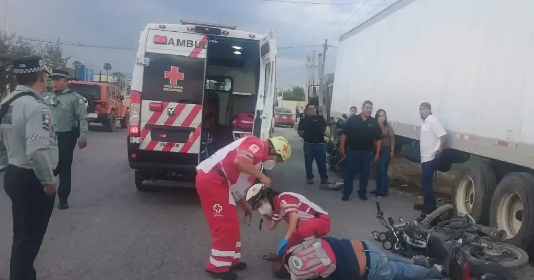 Un hombre de 49 años perdió la vida tras chocar contra un remolque en el bulevar Nazario S. Ortiz Garza.
