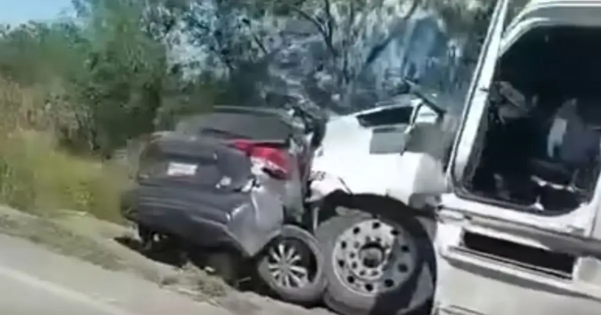 Un choque entre un tractocamión y un automóvil deja al menos dos víctimas en Tamaulipas.