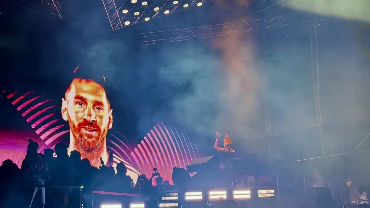 La presentación de Fatboy Slim reunió a miles en una celebración de música electrónica y visuales.