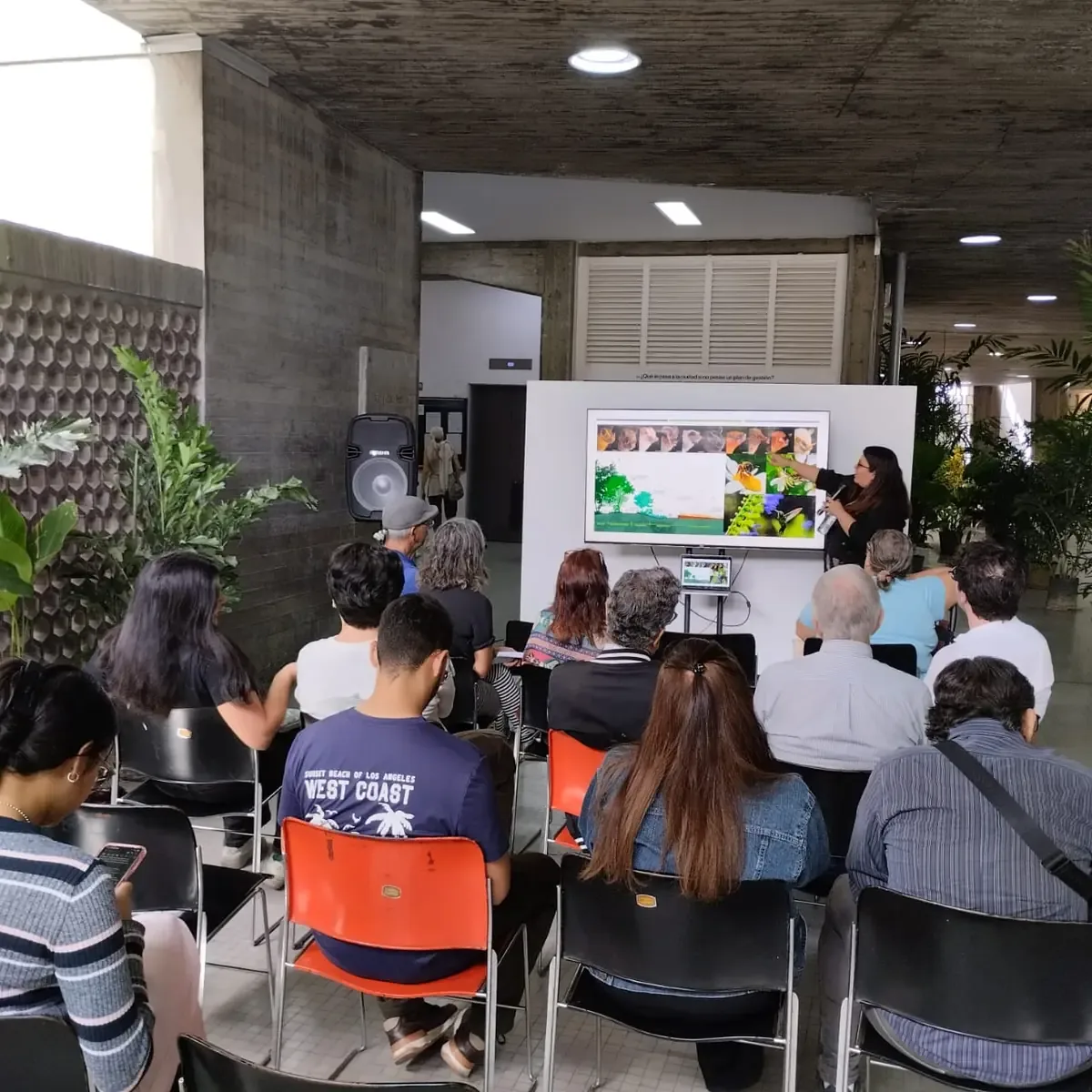 Arquitectos destacan la integración de arquitectura y paisaje en evento significativo para estudiantes y profesionales.