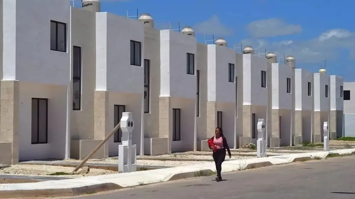 La construcción de las casas busca mejorar el acceso a vivienda en la capital potosina.
