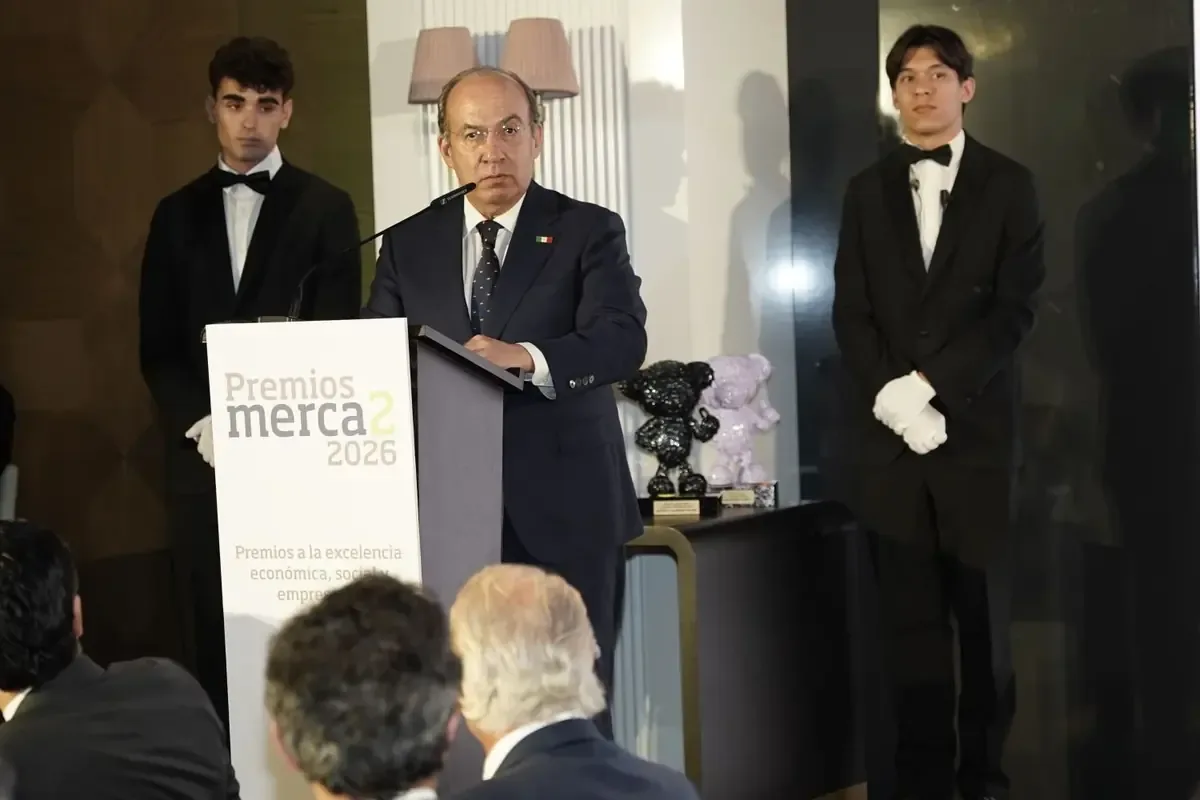 El galardón reconoce su esfuerzo en fortalecer la democracia y la seguridad en México.