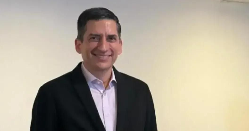 El ex panista se registró como candidato para la Coordinación Estatal de la Defensa de la Cuarta Transformación.
